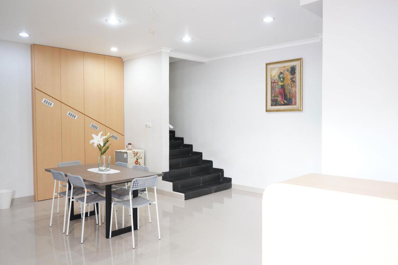 Urooms Senayan Jakarta Exterior photo